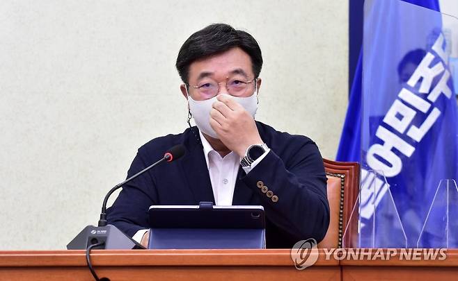 최고위 발언하는 윤호중 더불어민주당 윤호중 원내대표가 지난 14일 서울 여의도 국회에서 열린 최고위원회의에서 발언하고 있다. [연합뉴스 자료사진]