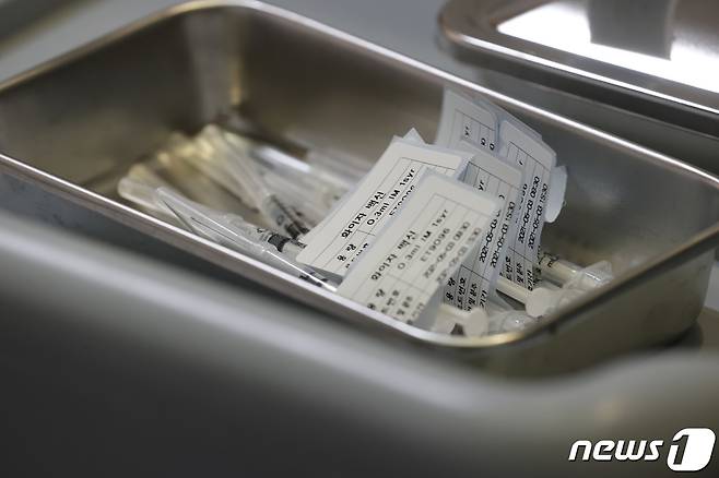 서울 한 예방접종센터에 놓여 있는 코로나19 백신 주사기./뉴스1 © News1 안은나 기자