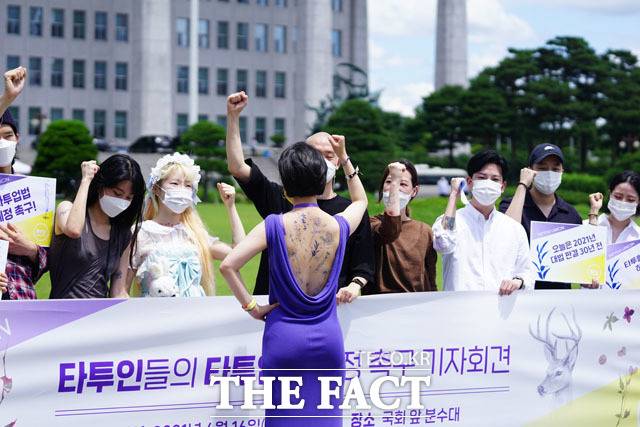 기자회견 마치고 타투인들을 응원한 류호정 의원.