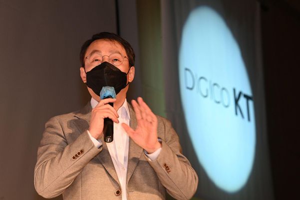 사진은 지난 3월 23일 미디어 콘텐츠 사업 전략에 대해 발표 중인 구현모 KT 대표. 그는 탈통신 행보를 가속화하고 있다.