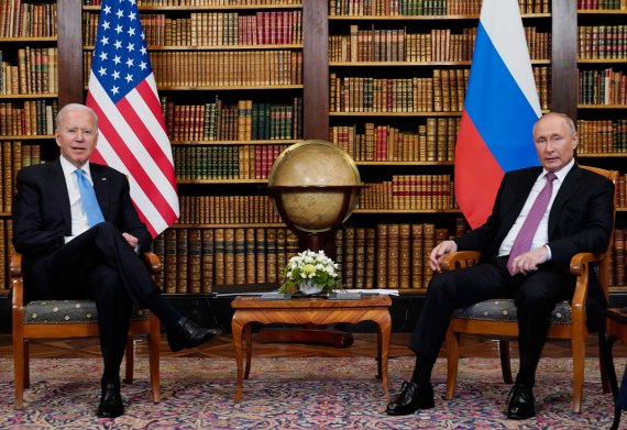 조 바이든 미국 대통령(왼쪽)이 블라디미르 푸틴 러시아 대통령과 16일(현지시간) 스위스 제네바의 '빌라 라 그렁주' 고택에서 첫 정상회담을 가졌다. 두 정상이 회담장에서 기념촬영을 하고 있다. AP뉴시스