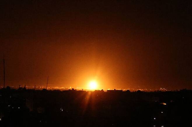 16일 새벽 팔레스타인 가자지구 남부 칸유니스에서 폭발로 인한 불꽃이 보인다. 이날 이스라엘군은 가자지구를 공습했다. 가자/AFP 연합뉴스