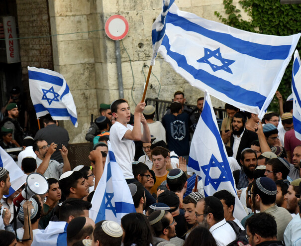 이스라엘 극우파들이 예루살렘 구시가지 입구인 다마스쿠스문 앞에서 이스라엘 국기를 흔들고 있다. 예루살렘/UPI 연합뉴스