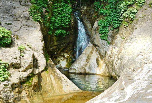 선녀폭포 바로 위의 골뱅이폭포. 떨어지는 물이 소용돌이처럼 바위를 파고 흐른다.