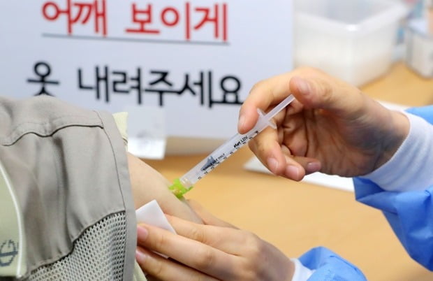 서울 강동구 예방접종센터에서 시민이 코로나19 백신을 접종받고 있다. /사진=연합뉴스
