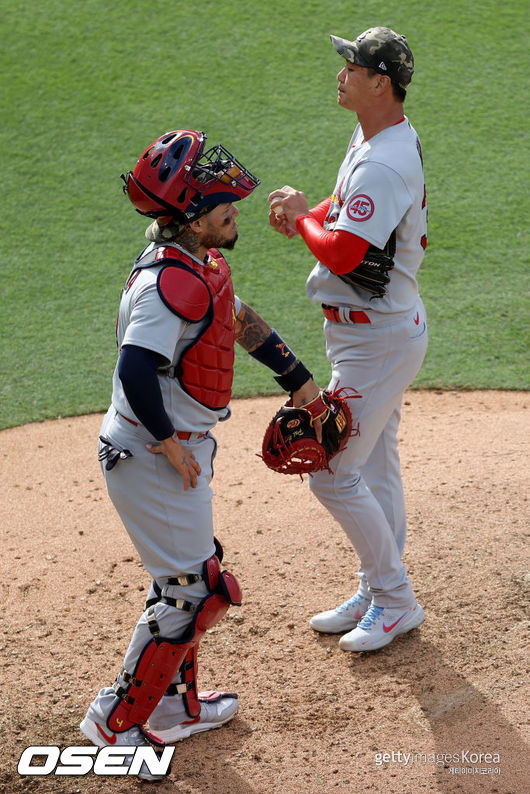 [사진] 세인트루이스의 김광현(오른쪽)과 야디에르 몰리나.  ⓒGettyimages(무단전재 및 재배포 금지)