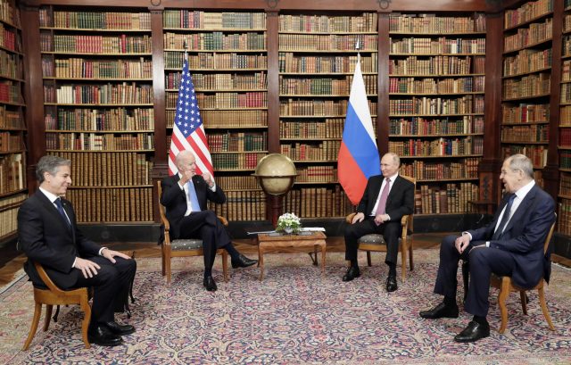 조 바이든 미국 대통령(왼쪽에서 2번째)과 블라디미르 푸틴 러시아 대통령(오른쪽에서 2번째)이 정상회담장인 스위스 제네바의 빌라 라 그렁주에서 토니 블링컨 미국 국무장관(왼쪽)과 세르게이 라브로프 러시아 외교장관(오른쪽)을 배석시킨 가운데 포즈를 취하고 있다. /사진제공=연합뉴스