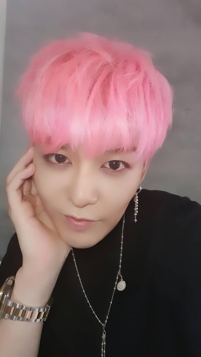 강성훈, 핑크색 머리 염색..언제나 밝은 에너지 [스타IN★]