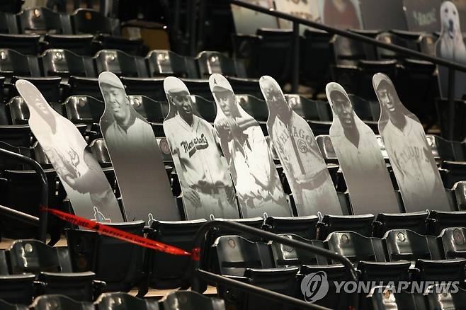 애리조나 다이아몬드백스 관중석에 설치된 니그로리그 선수들의 사진 [AFP=연합뉴스 자료사진]