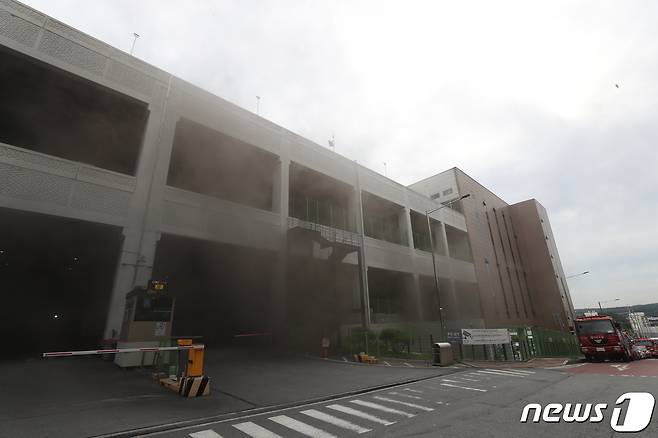 17일 오전 경기도 이천 쿠팡 덕평물류센터에서 화재가 발생해 소방대원들이 화재진압을 하고 있다. 2021.6.17/뉴스1 © News1 박세연 기자