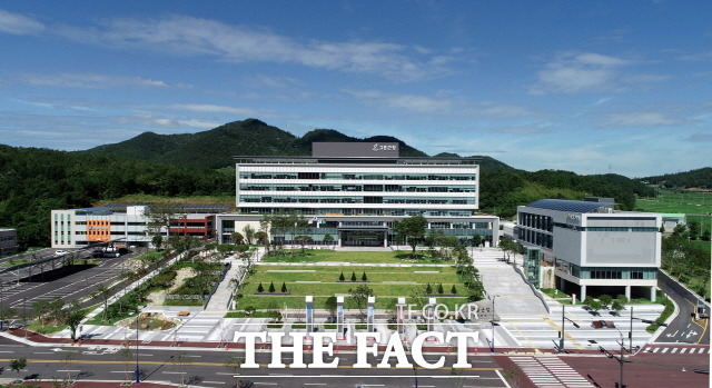 고흥군은 하반기 정기인사 승진 요인에 따라 지난 16일자로 4급 1명, 5급 4명, 6급 16명, 7급 22명, 8급 19명 등 총 62명을 승진 의결했다. /더팩트DB