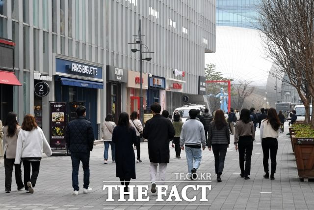 송파구 직장과 시장에서 집단감염이 계속되고 있다. 사진은 해당 기사와 직접적 관련 없음. /임세준 기자