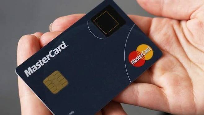 삼성카드가 마스터카드와 공동 개발 중인 '지문인증 카드'. /마스터카드