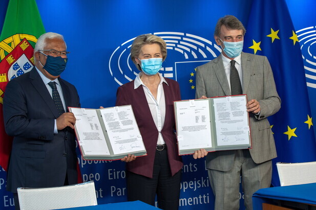 The signatories take a commemorative photograph after granting final approval for COVID-19 passports Monday in Brussels. From left: Prime Minister Antonio Costa of Portugal (which currently holds the EU presidency), European Commission President Ursula von der Leyen and European Parliament President David Sassoli. (EPA/Yonhap)