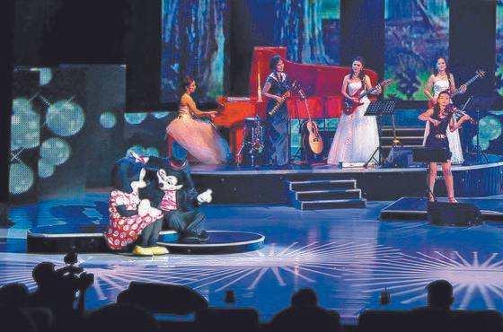 북한의 모란봉 악단이 2012년 7월 공연 도중 미키마우스를 등장시켰다 [중앙포토]