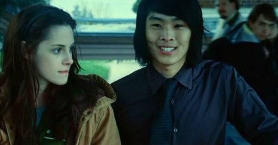 판타지 영화 '트와일라잇' 시리즈에서 여주인공 벨라(크리스틴 스튜어트, 왼쪽부터)의 학교 친구 에릭을 연기한 저스틴 전의 모습이다. [사진 판씨네마]