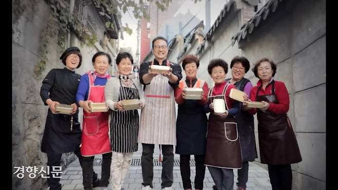 지난해 11월 방영된 KBS <다큐인사이트-코로나19, 이모네 밥집 희망가>에서 이 대표는 남촌상인회와 함께 동네 밥집의 메뉴를 도시락으로 만드는 프로젝트를 진행했다. KBS 제공