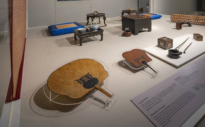 대나무의 탄력성으로 손 움직임은 느려도 부채의 바람은 세고 빠르다