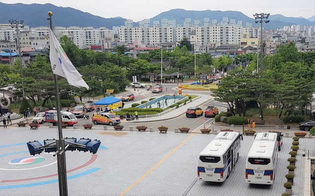 충주시청 앞에서 항의 시위하는 라이트월드 투자자들 *재판매 및 DB 금지