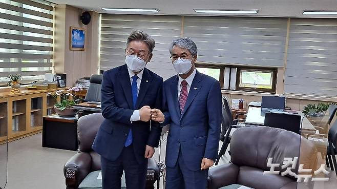 박종훈 경남교육감과 이재명 경기지사가 17일 교육감실에서 주먹인사를 하고 있다. 송봉준 기자