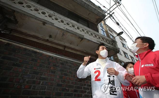 가리봉동 도시재생사업현장 찾은 오세훈 (서울=연합뉴스) 사진은 국민의힘 오세훈 서울시장 후보가 지난 3월 26일 오전 서울 구로구 가리봉동 도시재생사업현장을 둘러보고 있는 모습. [국회사진기자단][연합뉴스 자료사진]