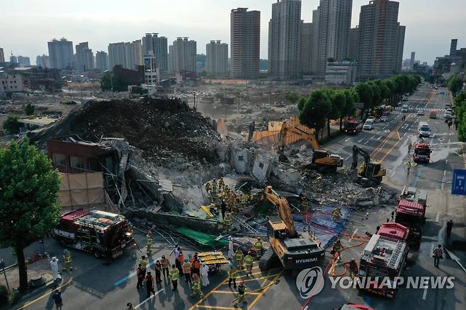 광주 학동 건물 붕괴 (광주=연합뉴스) 정회성 기자 = 지난 9일 오후 광주 동구 학동의 한 철거 작업 중이던 건물이 붕괴, 도로 위로 건물 잔해가 쏟아져 시내버스 등이 매몰됐다. 사진은 사고 현장에서 119 구조대원들이 구조 작업을 펼치는 모습. [연합뉴스 자료사진]