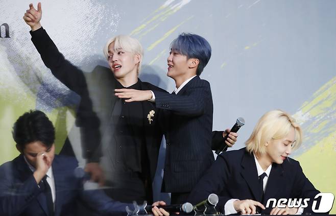 그룹 세븐틴(Seventeen) 민규(왼쪽부터), 에스쿱스, 승관, 정한이 18일 오후 서울 강남구 삼성동 인터컨티넨탈 서울에서 열린 미니 8집 '유어 초이스(Your Choice)' 글로벌 기자간담회에 참석해 빌보드 1위에 오르고 싶다고 밝히고 있다. 2021.6.18/뉴스1 © News1 권현진 기자