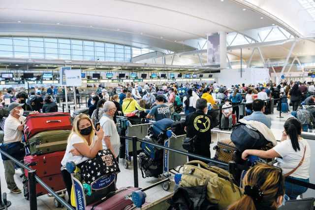 미국의 현충일인 '메모리얼 데이' 연휴를 앞둔 지난달 28일(현지 시각) 미국 뉴욕 존에프케네디 공항에 비행기를 타려는 여행객들이 길게 줄을 섰다. /AFP연합