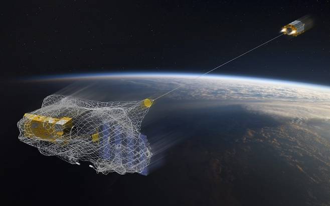 유럽우주국(ESA)이 제안한 우주쓰레기 제거 방안 중 하나로 그물을 펼쳐 지구 궤도를 도는 우주쓰레기를 수거한다. 에어버스는 기술검증을 위한 초소형 청소위성 ‘리무브데브리스(RemoveDebris)’를 발사했다.