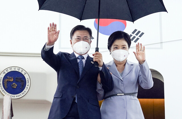 유럽 순방을 마친 문재인 대통령과 김정숙 여사가 18일 서울공항에 도착해 손을 흔들고 있다. 연합뉴스