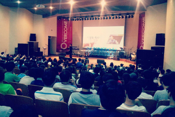 대전 오메가교회가 2013년 7월 대전 한국침례신학대학교에서 개최한 ‘킹덤 콘퍼런스’에서 청년들이 설교를 듣고 있다.