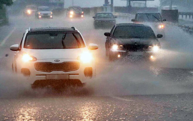 폭우는 운전 시야를 방해해 사고를 유발한다 [사진 출처 = 매경DB]
