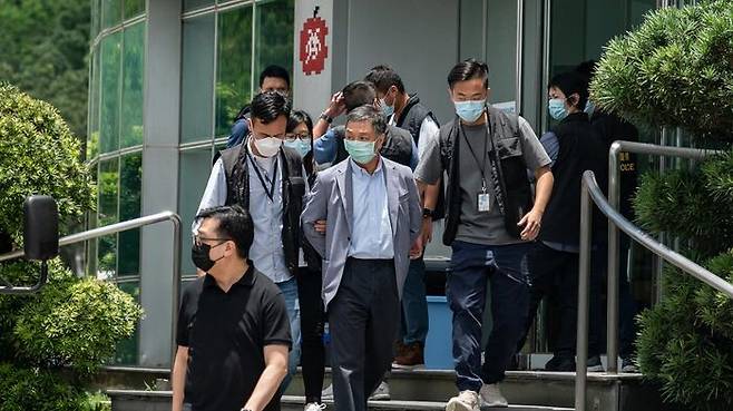 경찰에 체포되는 홍콩 빈과일보 모회사인 넥스트디지털 최고운영책임자(COO)
