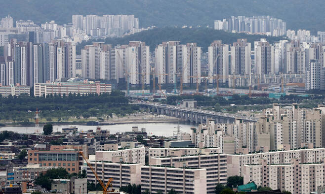 서울 남산에서 바라본 강남 일대 아파트 단지 모습이 보이고 있다. 뉴시스