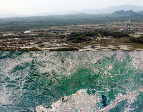 논이 대부분인 남방한계선 아래 철원평야와 녹색 띠(사진 중간), 비무장지대가 뚜렷하게 구분돼 대조를 이룬다(위) 아래 위성사진(구글 어스 갈무리)을 보면 비무장지대 녹색 띠는 더욱 선명하다. 녹색 띠 위쪽이 평강고원이고 그 아래가 철원고원이다.