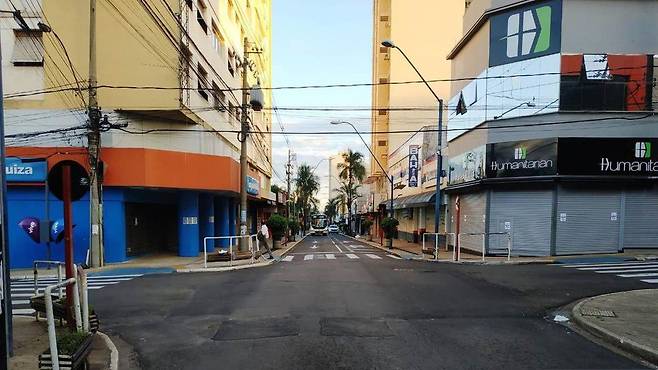 상파울루 내륙 도시 록다운 코로나19 확진자가 급증세를 계속하는 브라질 상파울루주 내륙도시인 아라라콰라에 17일(현지시간) 도시봉쇄(록다운) 조처가 내려졌다. [아라라콰라시]