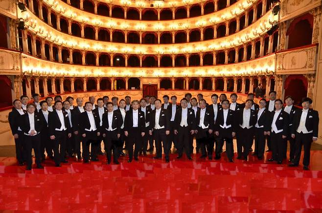 보이스 오케스트라 ‘이마에스트리’ 단원들이 과거 이탈리아 페사로 로시니 오페라하우스에서 순회공연 맞이 기념촬영을 한 모습.(사진=이마에스트리 제공)