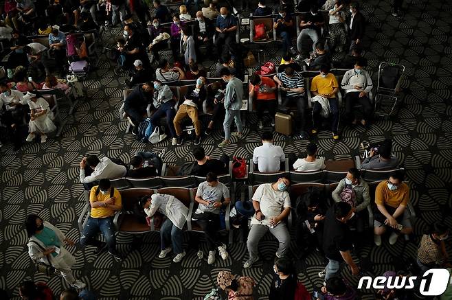 중국 베이징 다싱국제공항에서 항공편을 기다리는 승객들 &lt;자료사진&gt; © AFP=뉴스1
