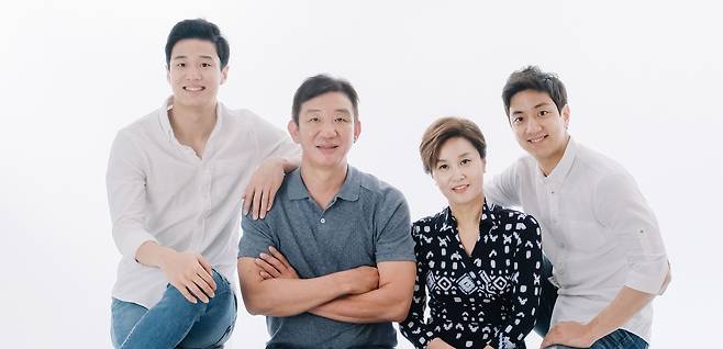 왼쪽부터 장남 허웅, 허재, 허재 아내 이미수씨, 차남 허훈 /허재 제공