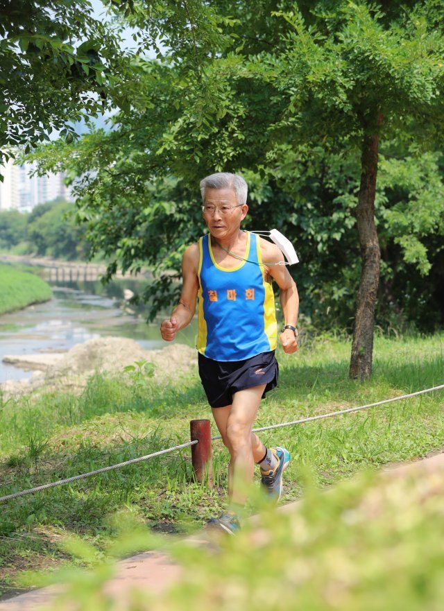 이재승 원장이 서울 도림천 일대에서 열린 공원사랑마라톤에서 달리고 있다. 이훈구 기자 ufo@donga.com