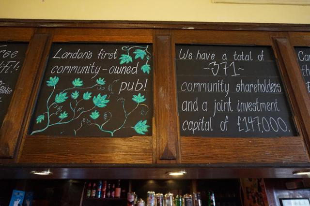 영국 런던 외곽 넌헤드 지역에 위치한 '아이비 하우스 펍(The Ivy House Pub)' 내부. 371명의 조합원이 공동체주식으로 14만7,000파운드를 모금했다는 내용이 적혀있다. 해빗투게더 제공
