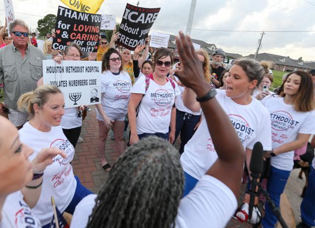 미국 텍사스주 휴스턴에서 백신 접종을 거부하는 직원을 해고한 휴스턴 감리교 병원에 항의하는 시위 모습. 미국에선 백신 반대론자들의 활동이 활발하다. 휴스턴=AP 연합뉴스