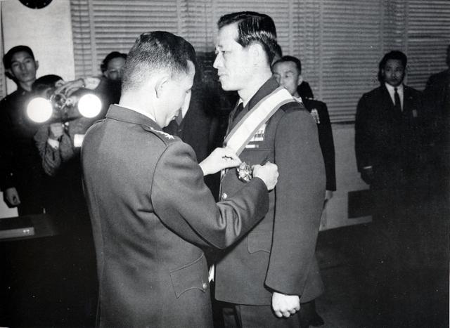 1963년 1월 7일 김종필(오른쪽) 당시 중앙정보부장에게 훈장을 수여하고 있는 박정희 국가재건최고회의 의장. 한국일보 자료사진
