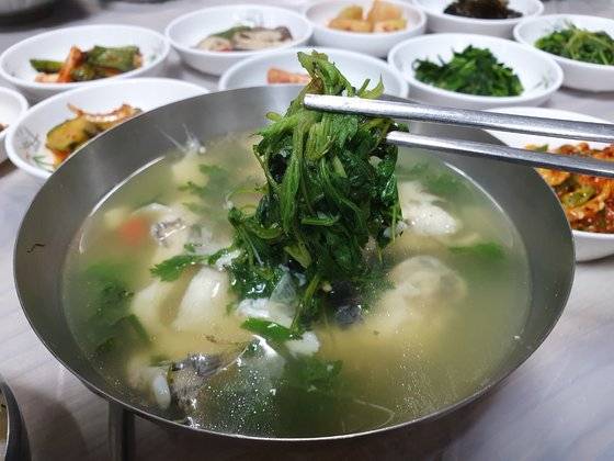 봄철 별미 도다리쑥국. 도다리쑥국의 주인공은 사실 도다리가 아니라 쑥이다. 최승표 기자