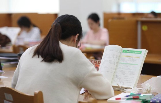 경기도의 한 대학 도서관 열람실에서 학생들이 공부하고 있다. 중앙포토