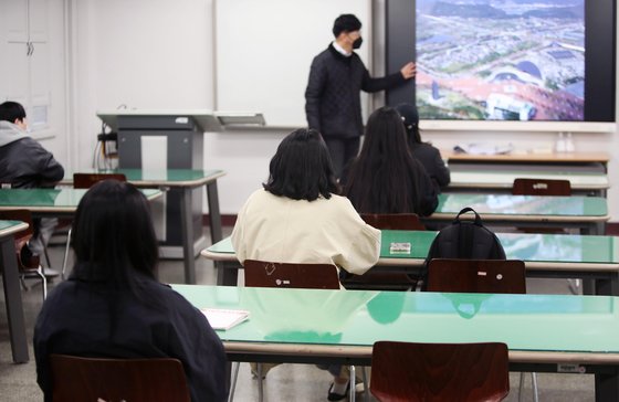 지난 3월 8일 대구의 한 대학교에서 학생들이 디자인 수업을 받고 있다. 연합뉴스