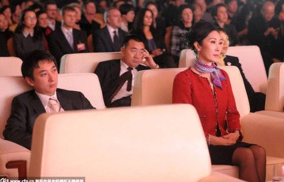 2014년 후베이성에서 열린 행사에 참석한 완다 그룹 창업주 왕젠린(뒷줄 가운데)과 아들 왕쓰충(앞줄 왼쪽). [CCTV 캡쳐]