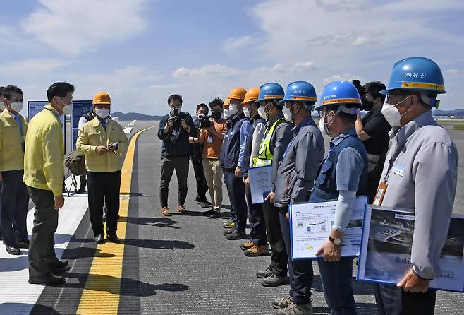 지난 16일 노형욱 국토부 장관이 인천공항 제4활주로를 방문, 현장을 점검하고 있다. [사진 공항사진기자단]