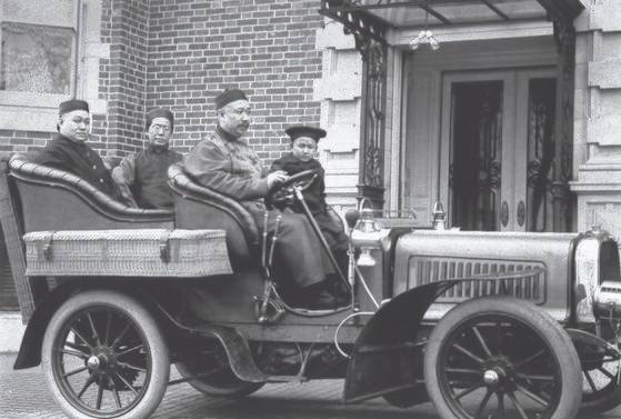 미국 공사 시절, 새로 구입한 승용차를 시운전하는 량청. 1904년, 워싱턴. [사진 김명호]