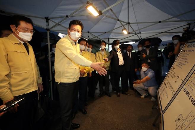 더불어민주당 송영길 대표가 10일 오후 광주 동구 학동 철거건물 붕괴 사고 현장을 찾아 수습 현황 브리핑을 청취하고 있다. 사진=연합뉴스